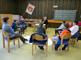 Symbolische Mantelteilung mit den Kommunionkindern (Foto: Karl-Franz Thiede)